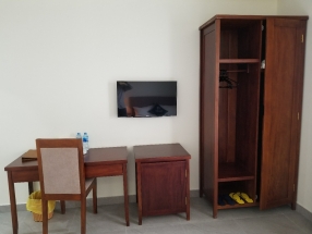 Bàn và tủ quần áo