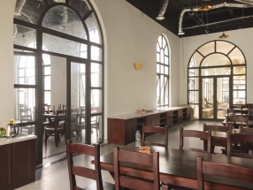 Khám phá không gian rộng lớn của nhà hàng